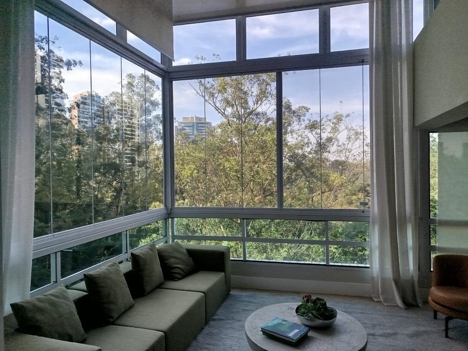 Sacada envidraçada em projeto residencial